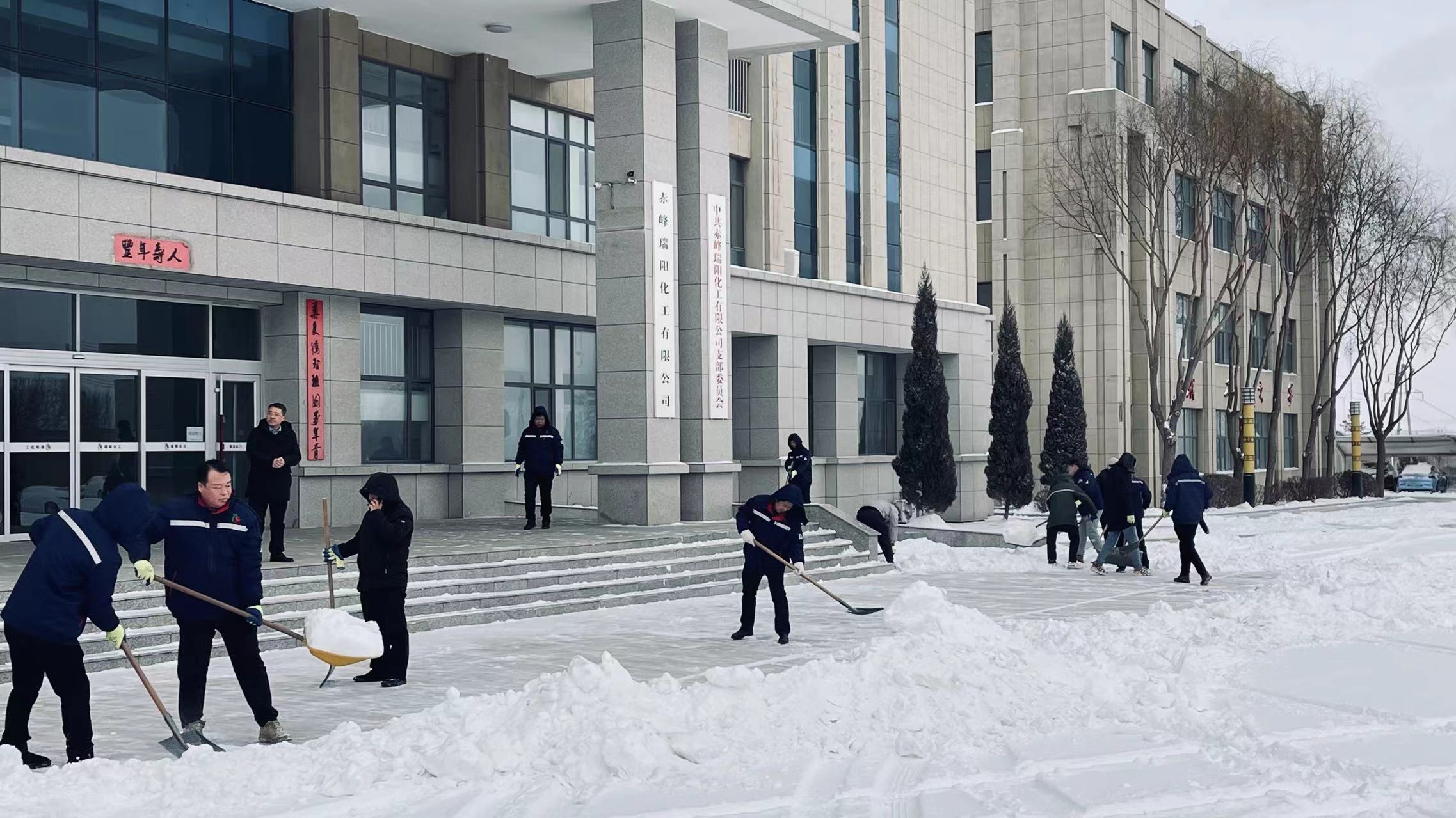 不畏嚴(yán)寒，除雪保安全出行